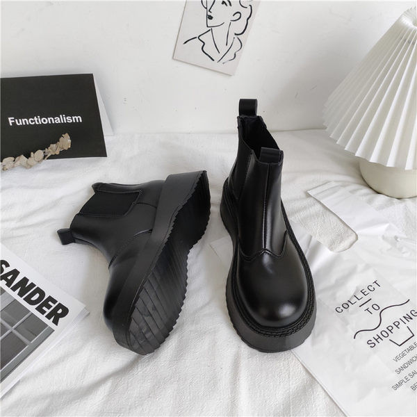 Cizme de dama cu talpa plata - doua modele