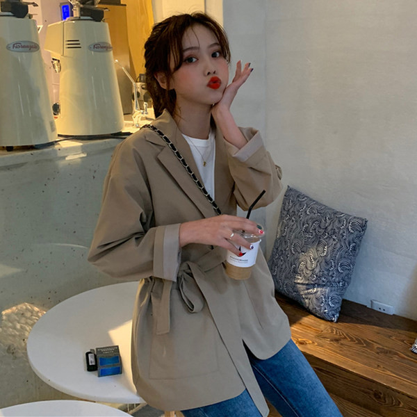 Palton subțire de damă modern, cu curea și decolteu spitz