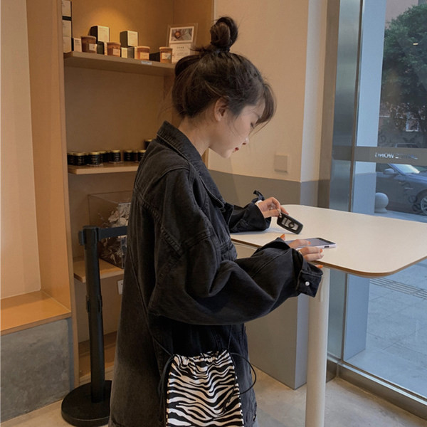 Geaca de dama actuala din denim model larg cu nasturi