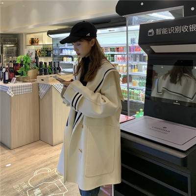 Kaasaegne naiste mantli lai tavaline mudel