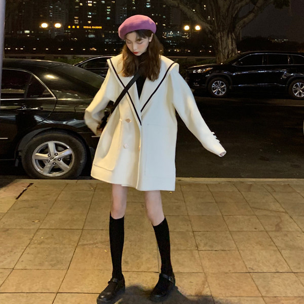 Kaasaegne naiste mantli lai tavaline mudel