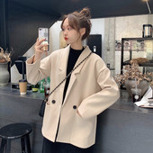 Palton scurt de dama actual cu nasturi si buzunare