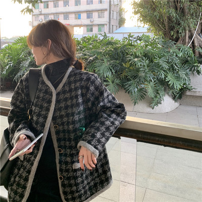 Naiste moodne ruuduline nööpide ja taskutega mantel