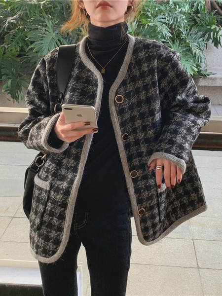 Naiste moodne ruuduline nööpide ja taskutega mantel