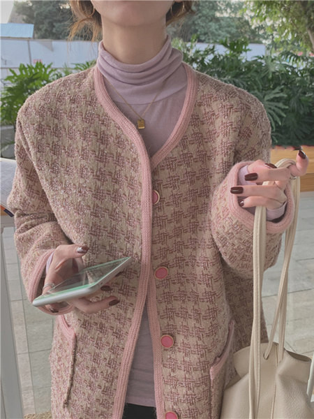 Naiste moodne ruuduline nööpide ja taskutega mantel