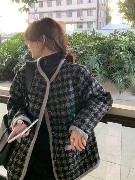 Naiste moodne ruuduline nööpide ja taskutega mantel