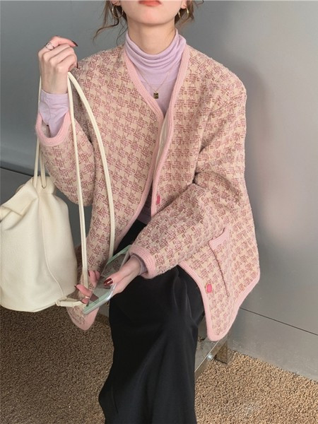 Naiste moodne ruuduline nööpide ja taskutega mantel