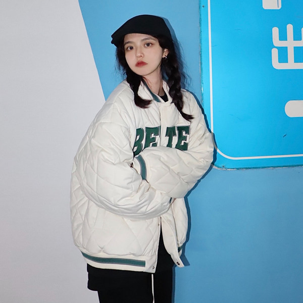 Korszerű női kabát felirattal és gombokkal