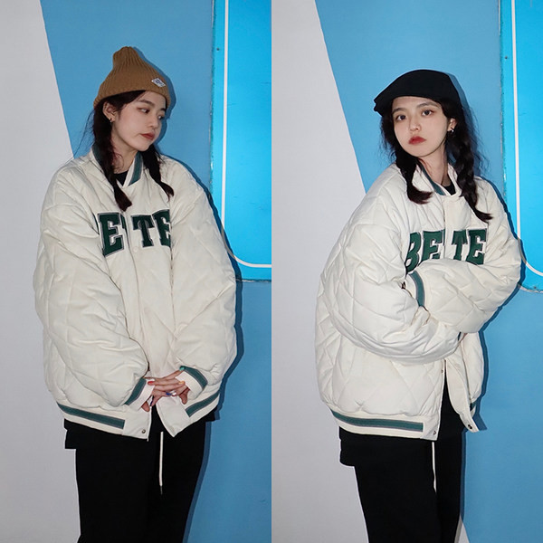 Korszerű női kabát felirattal és gombokkal