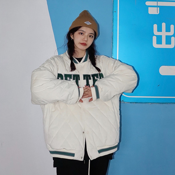 Korszerű női kabát felirattal és gombokkal