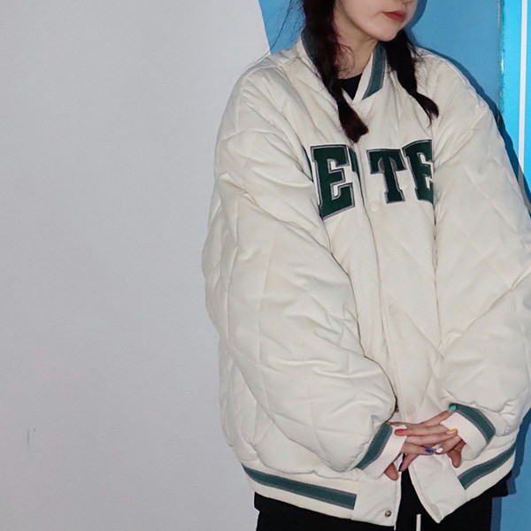 Korszerű női kabát felirattal és gombokkal