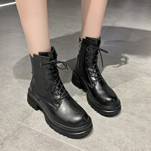 Öko bőrből készült fekete női csizma durva talppal