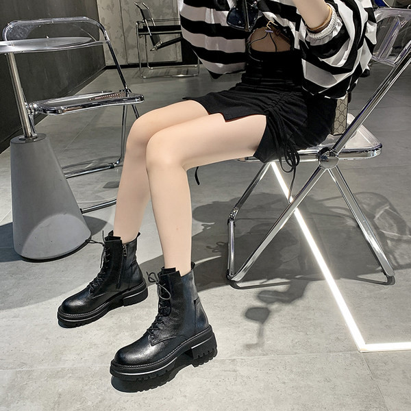 Öko bőrből készült fekete női csizma durva talppal