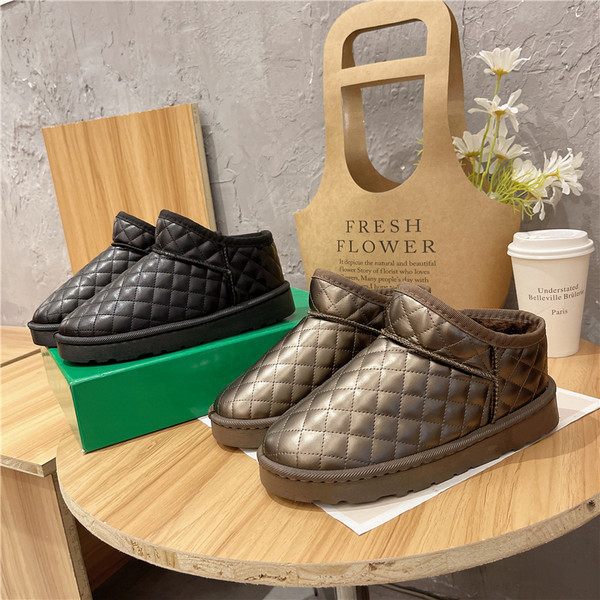 Naiste vabaajasaapad lameda talla ja reljeefse nahaga