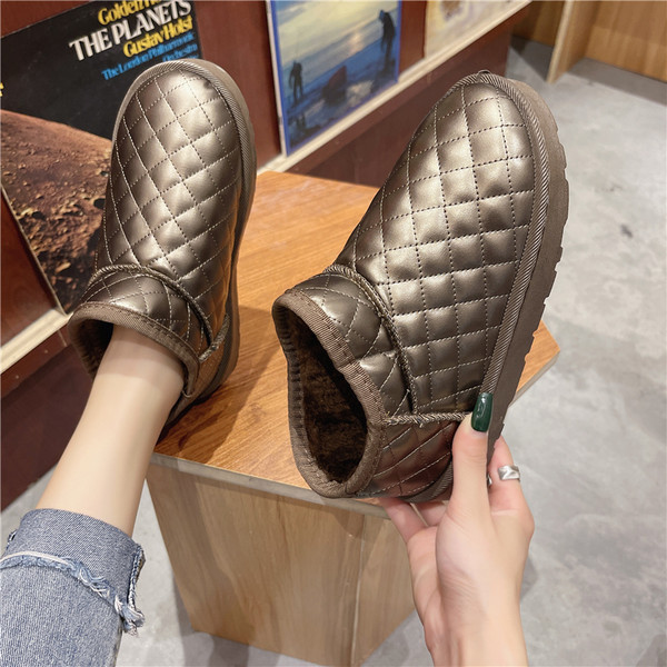 Naiste vabaajasaapad lameda talla ja reljeefse nahaga