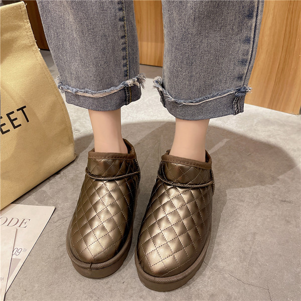 Naiste vabaajasaapad lameda talla ja reljeefse nahaga