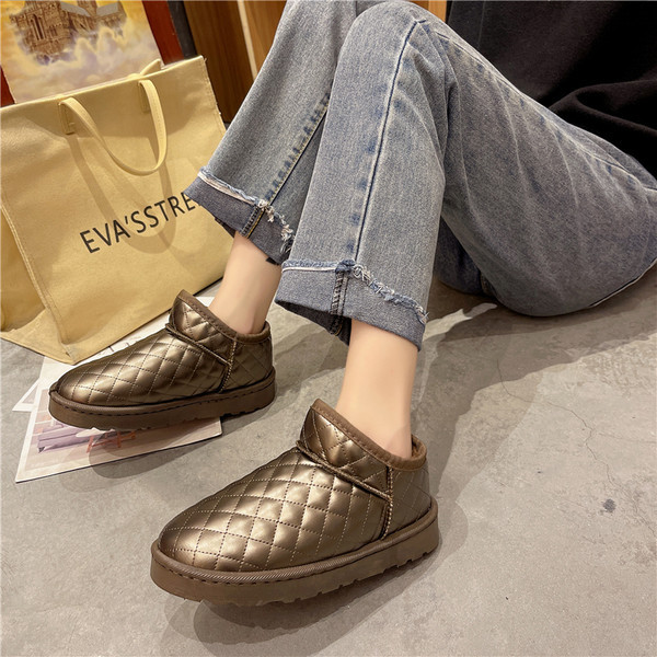 Naiste vabaajasaapad lameda talla ja reljeefse nahaga