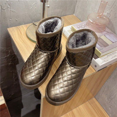 Reljeefse kuju ja sooja voodriga naiste saapad