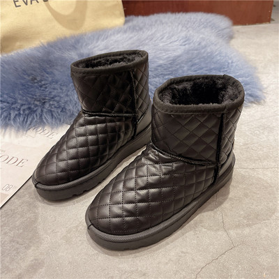 Reljeefse kuju ja sooja voodriga naiste saapad