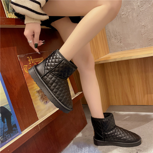 Reljeefse kuju ja sooja voodriga naiste saapad