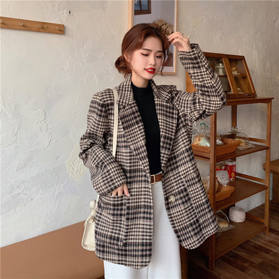 Moodne naiste ruuduline nööpidega mantel