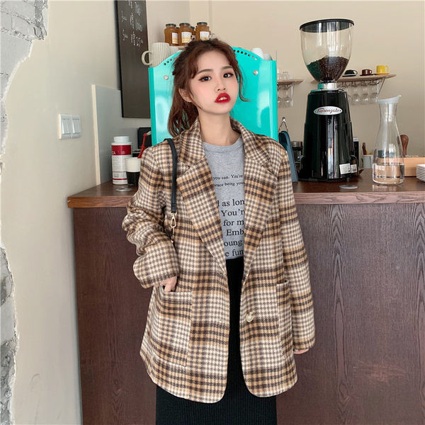 Moodne naiste ruuduline nööpidega mantel