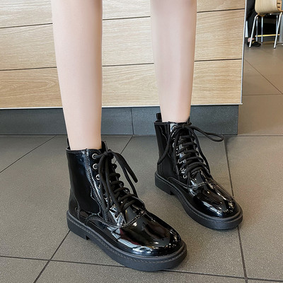 Γυναικείες μπότες από λουστρίνι με κορδόνια