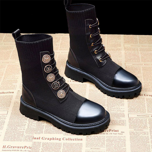 Modernūs moteriški batai iš eko odos plokščiu padu ir raišteliais