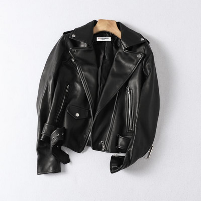 Moodne tõmblukkude ja asümmeetrilise kinnitusega sügisjope