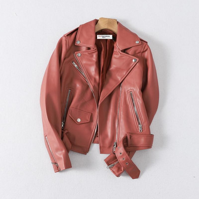 Moodne tõmblukkude ja asümmeetrilise kinnitusega sügisjope