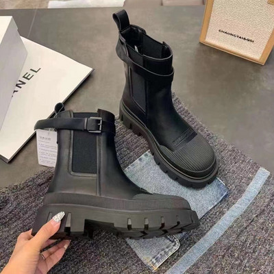 Γυναικείες μπότες από faux δέρμα και τραχιά σόλα