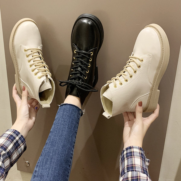 Naiste paelte ja lameda tallaga nahast saapad