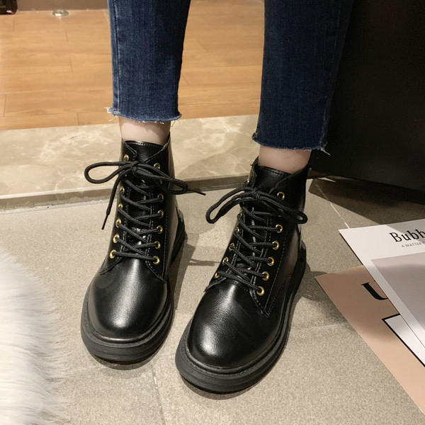 Naiste paelte ja lameda tallaga nahast saapad