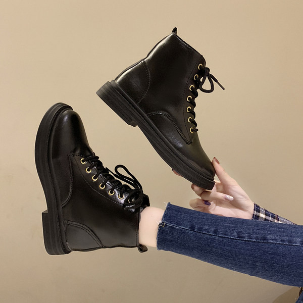 Naiste paelte ja lameda tallaga nahast saapad