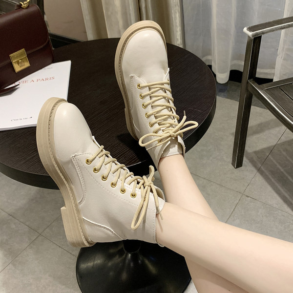 Naiste paelte ja lameda tallaga nahast saapad