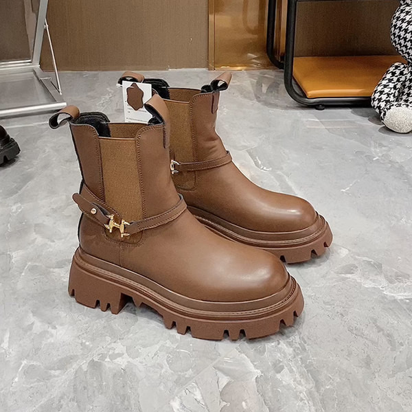 Naiste metallelemendiga nahast saapad on musta ja pruuni värvi