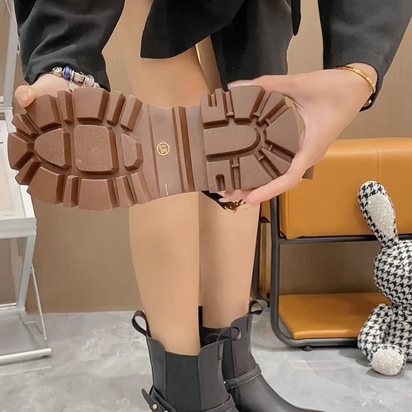 Naiste metallelemendiga nahast saapad on musta ja pruuni värvi