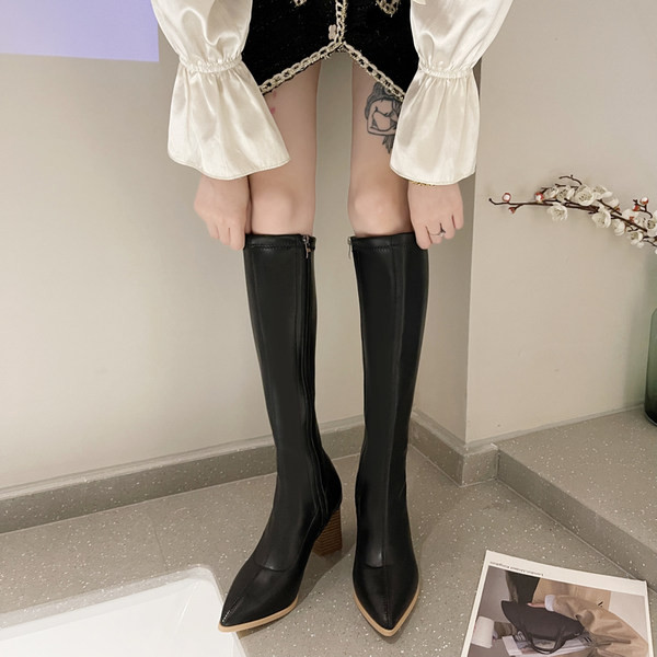 Stiilsed naiste saapad, teravatipuline kõrge kontsaga mudel