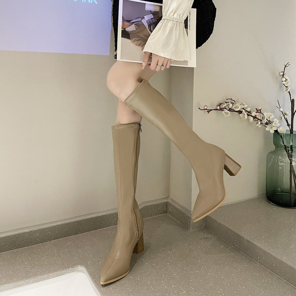 Stiilsed naiste saapad, teravatipuline kõrge kontsaga mudel