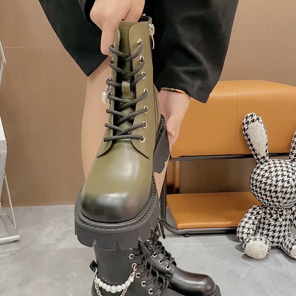 Pärlite ja paeltega naiste saapad musta ja rohelise värviga