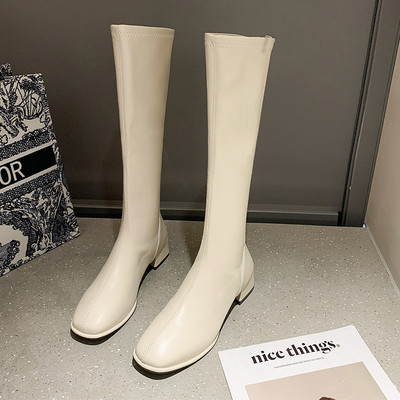 Μοντέρνες γυναικείες μπότες με φερμουάρ