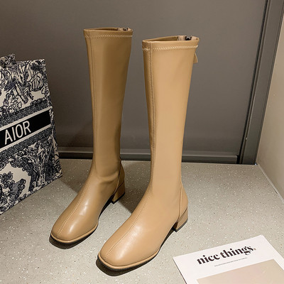 Μοντέρνες γυναικείες μπότες με φερμουάρ