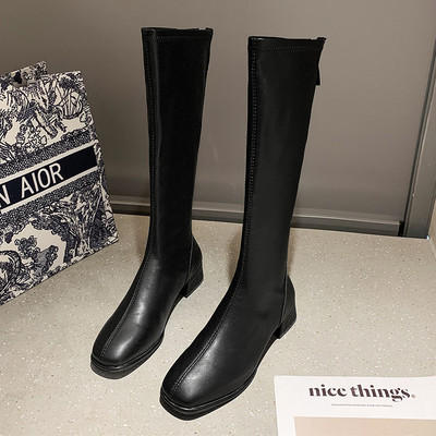 Μοντέρνες γυναικείες μπότες με φερμουάρ