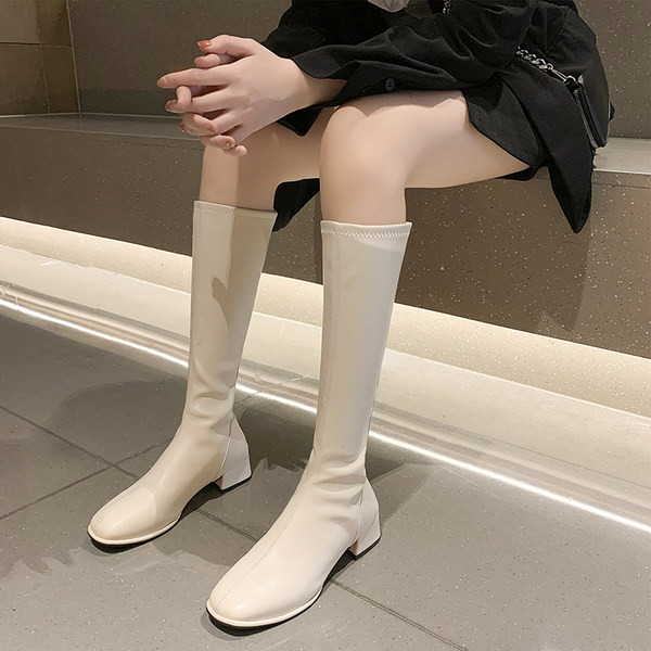 Μοντέρνες γυναικείες μπότες με φερμουάρ