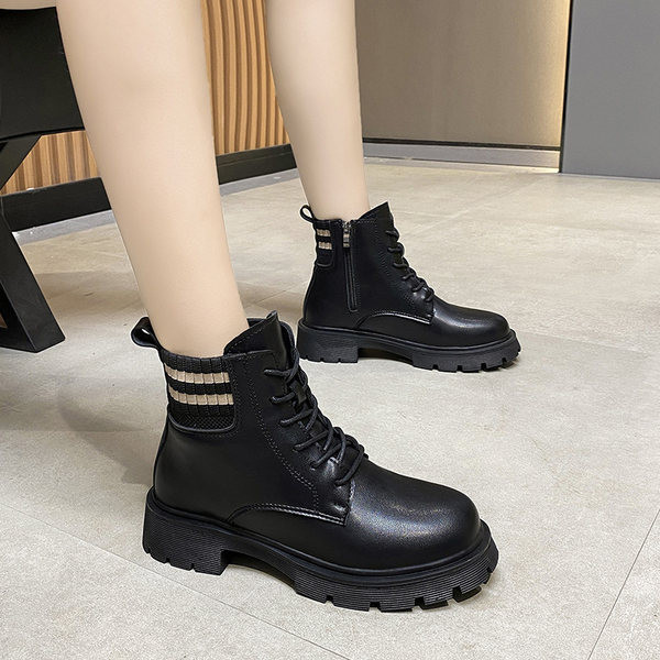 Aktuális lapos talpú és fűzős női csizma sima modell