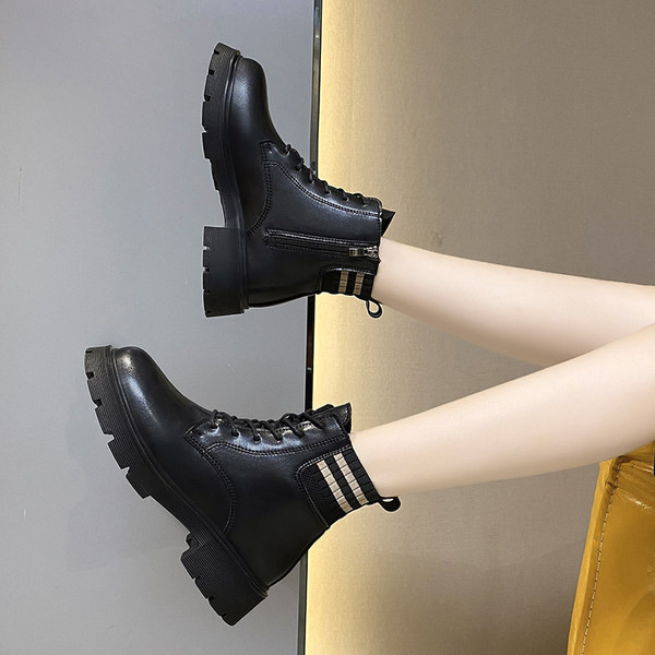 Aktuális lapos talpú és fűzős női csizma sima modell