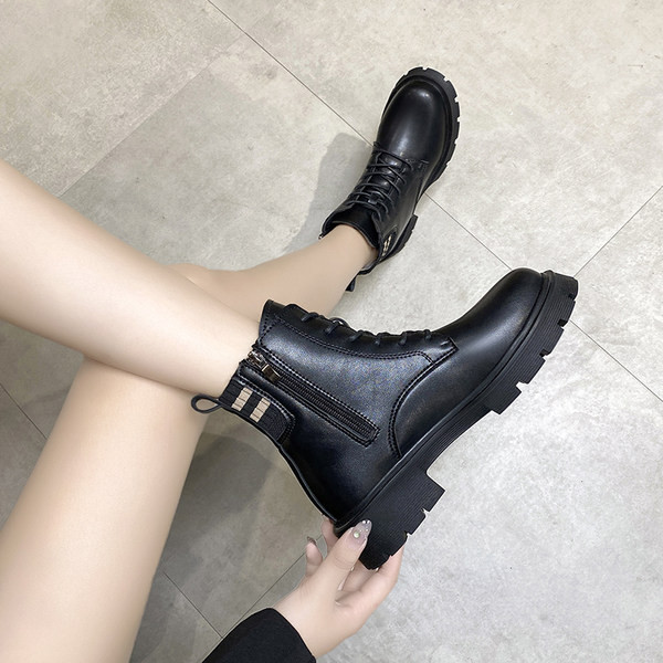 Aktuális lapos talpú és fűzős női csizma sima modell