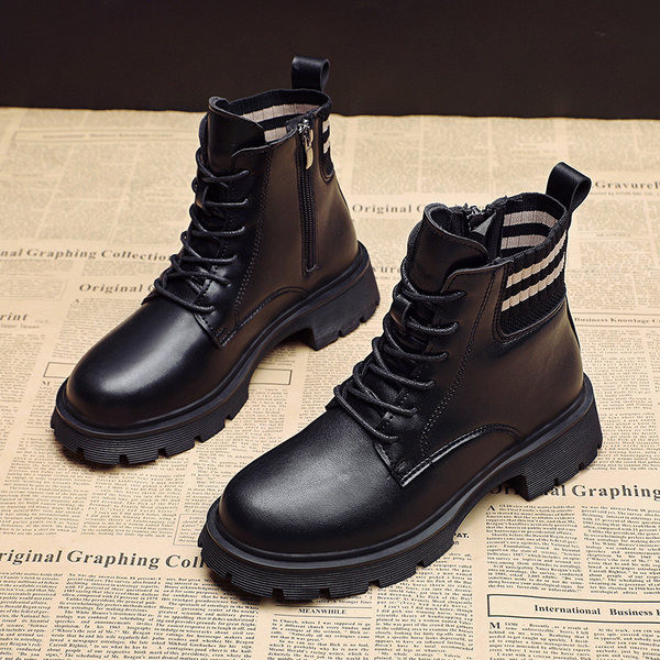 Aktuális lapos talpú és fűzős női csizma sima modell