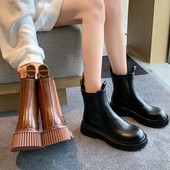 Pruunid ja mustad kunstnahast saapad