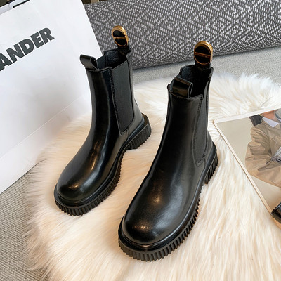 Pruunid ja mustad kunstnahast saapad